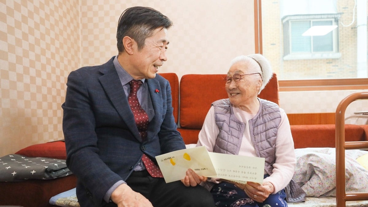 장수어르신에게 장수축하금을 전달하는 전성수 서초구청장