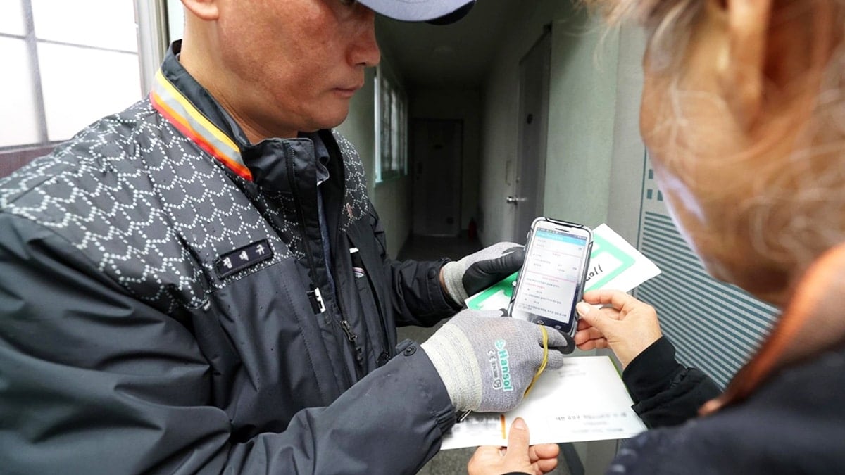 우편물을 전달 중인 우체국 집배원