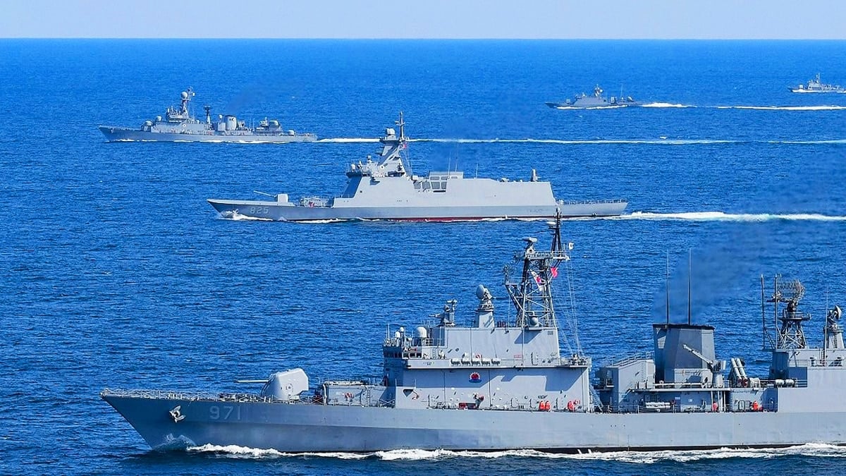 동해상에서 기동훈련 중인 해군 함정