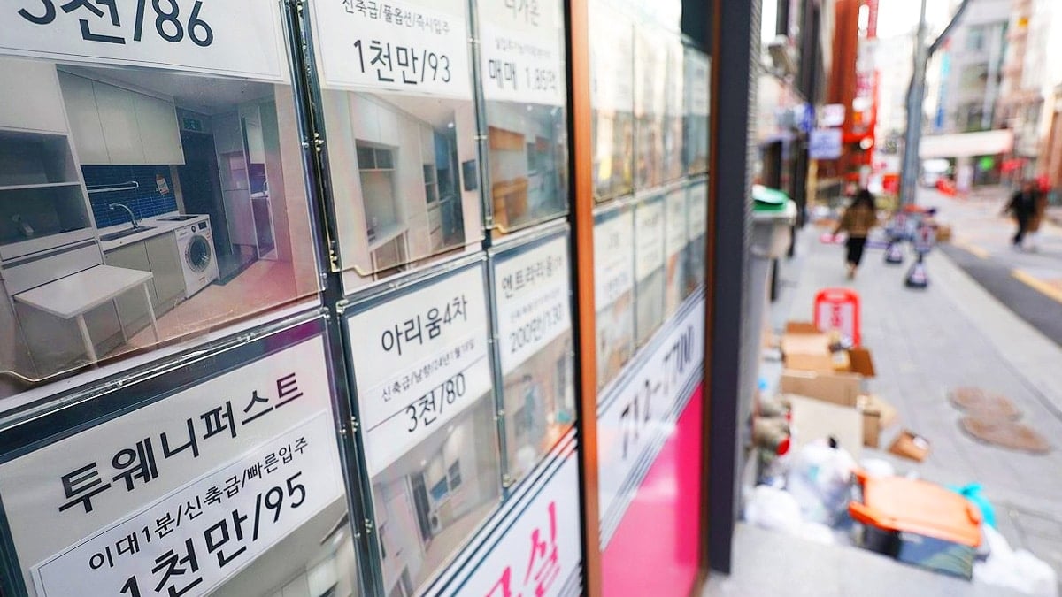 서울 시내 한 부동산 중개업소에 붙은 월세 홍보물